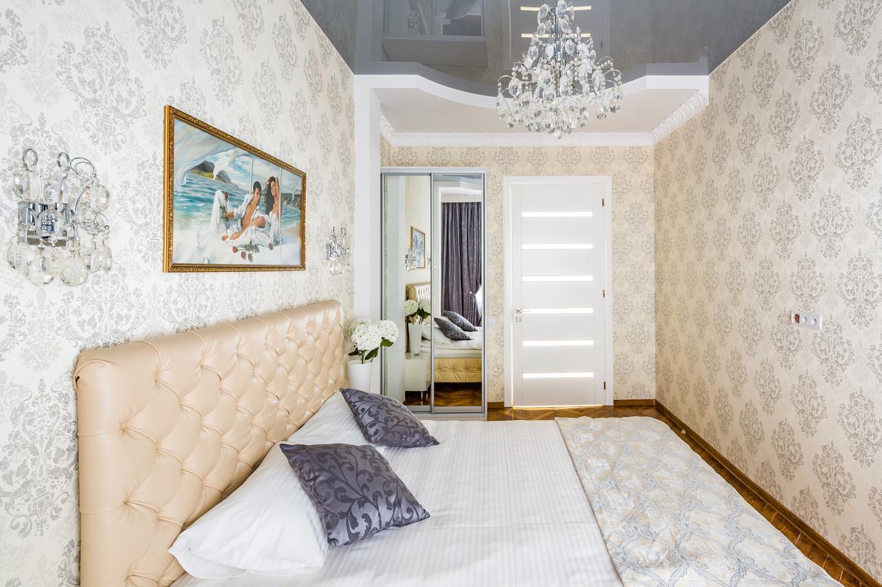 Designer Apartment Зі Світлом! Lviv Kültér fotó