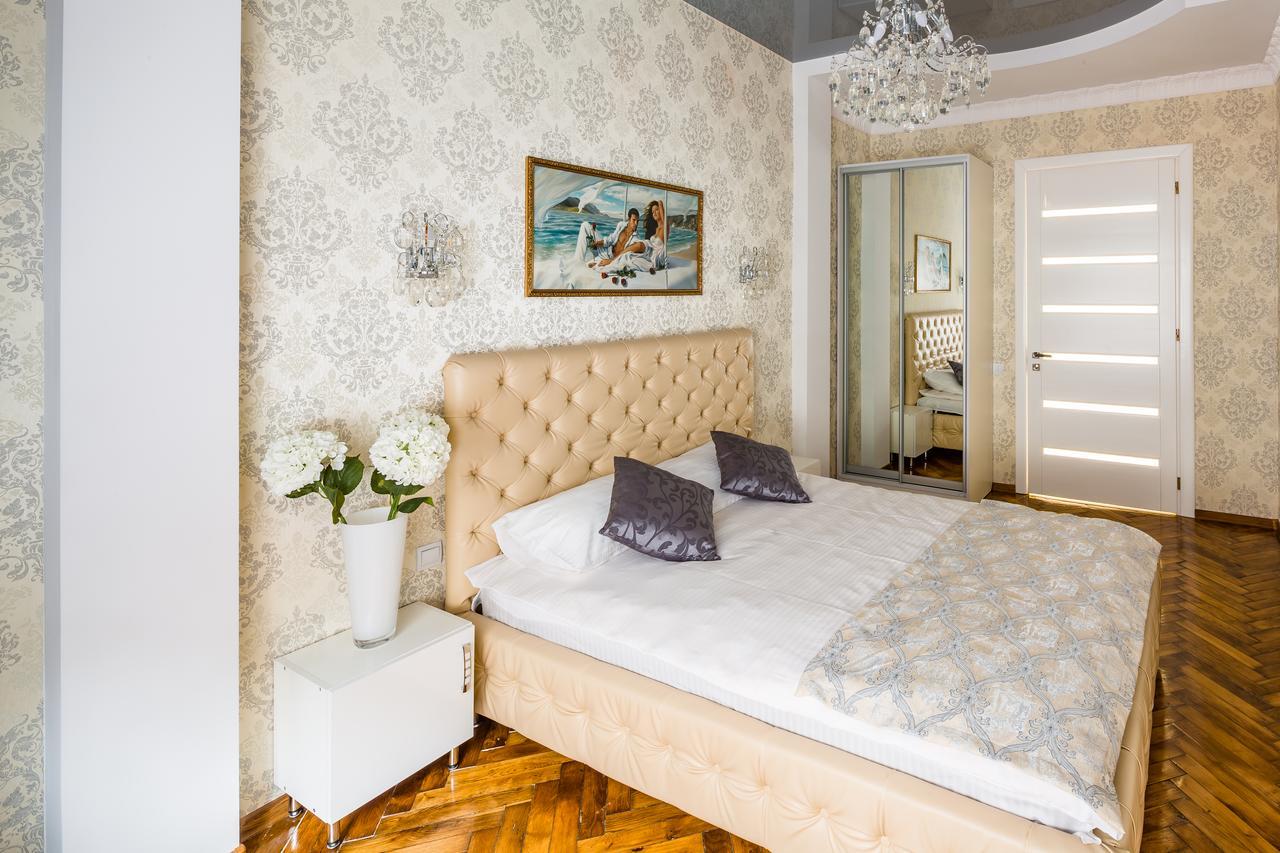 Designer Apartment Зі Світлом! Lviv Kültér fotó
